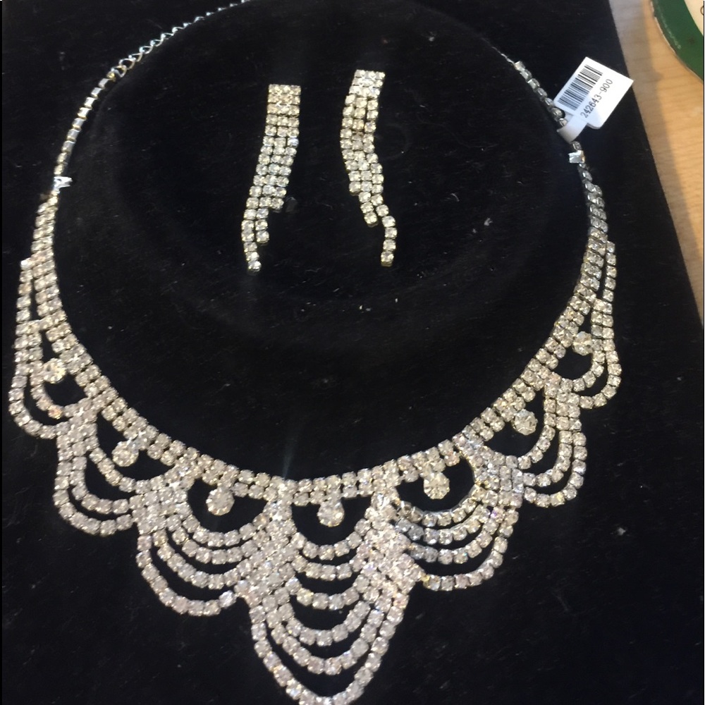 Set necklace and earrings